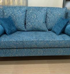 Классический диванчик синий.