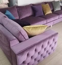 Угловой диван с каретной стяжкой, фиолетовый.
