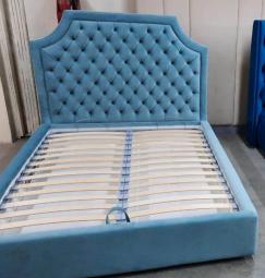Кровать двуспальная на заказ с каретной стяжкой в голубом велюре.