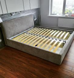 Двухспальная кровать на заказ в Москве с невысоким мягким изголовьем.