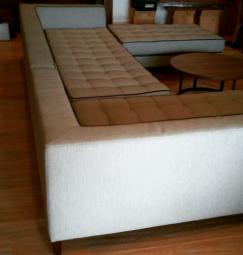 Большой угловой диван на заказ с контрастным кантом.