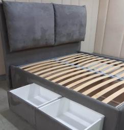 Дизайнерская кровать по индивидуальному заказу с выдвижными ящиками. Обивка- искусственная замша.